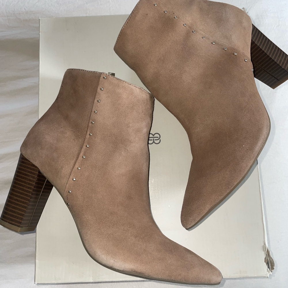 Bandolino
BDZOILA Tan Suede Boots 8.5